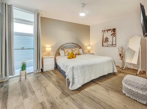 מיטה או מיטות בחדר ב-Seaside Stays Marcoola Beach Apartment 1 Bedroom