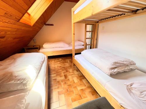 a room with two bunk beds in a house at Appartement 6 couchages à proximité du plan d'eau in Saint-Sauveur