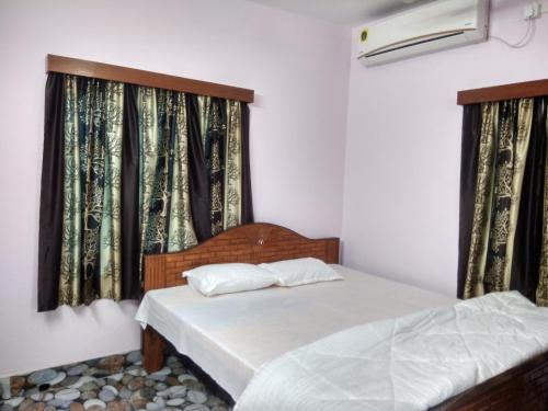 Gallery image of Roy Guest House in Shankrail