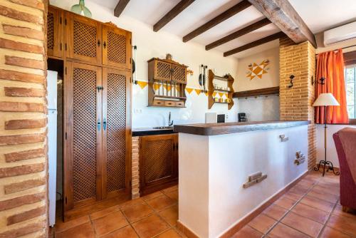 eine Küche mit einer Theke in einem Zimmer in der Unterkunft Mirador de la Encina in Valle de Abdalagís