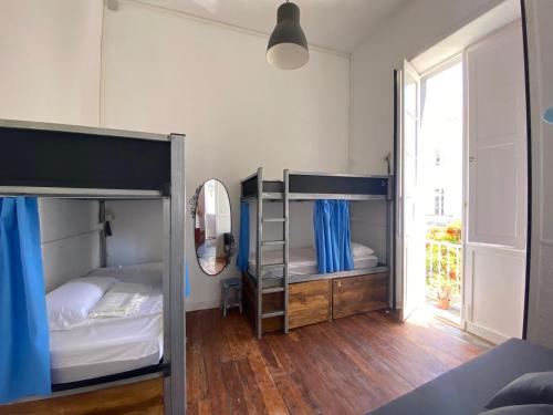 Postel nebo postele na pokoji v ubytování Tenerife Art Hostel