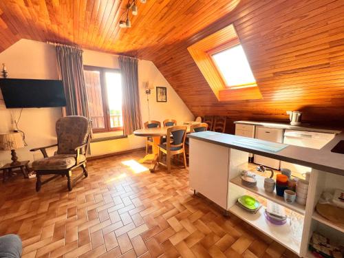 une cuisine et une salle à manger avec une table et des chaises dans l'établissement Appartement 6 couchages à proximité du plan d'eau, à Saint-Sauveur