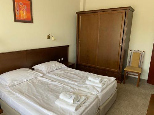 1 dormitorio con 1 cama con toallas en Villa Maria Revas, en Sunny Beach