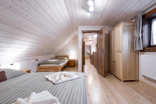 A bed or beds in a room at Drevenica Irenka