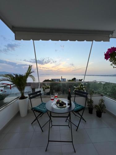 d'une table et de chaises sur un balcon avec vue sur l'océan. dans l'établissement Sunny breeze apartment, à Vlorë