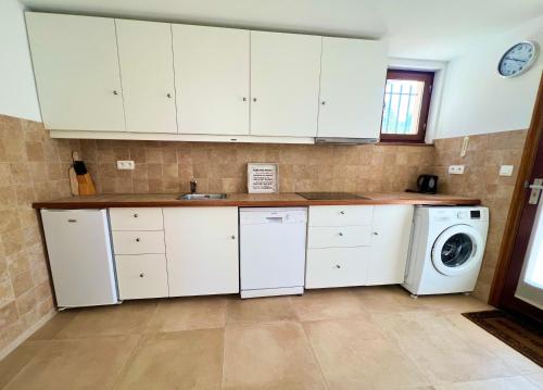 Kuchyň nebo kuchyňský kout v ubytování Appartement 4 couchages à proximité du plan d'eau