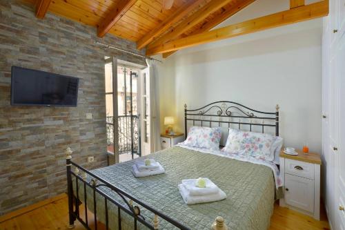 een slaapkamer met een groot bed met handdoeken erop bij Espianade House in Corfu-stad