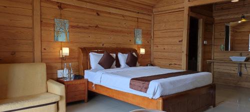 Oxygen Resorts Mahabaleshwar في ماهاباليشوار: غرفة نوم بسرير في غرفة خشبية