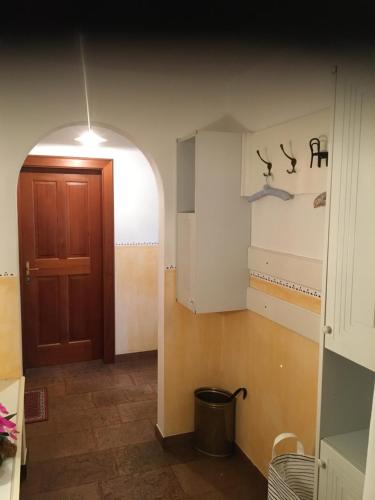 una cocina con un pasillo con una puerta y un cubo de basura en Ferienwohnung Meindl Elfi An der Drachenwand 44, en Mondsee
