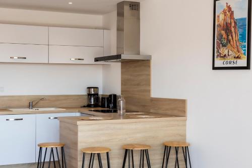 Kuchyň nebo kuchyňský kout v ubytování Domaine d'Arca Corse du Sud - Piscine - T2 - 4 personnes "David 11"