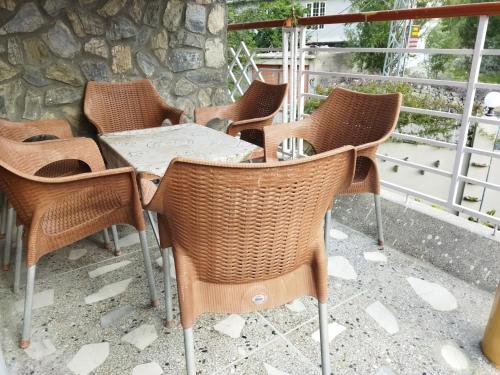 un gruppo di sedie e un tavolo su un patio di Chinar Residency a Skardu