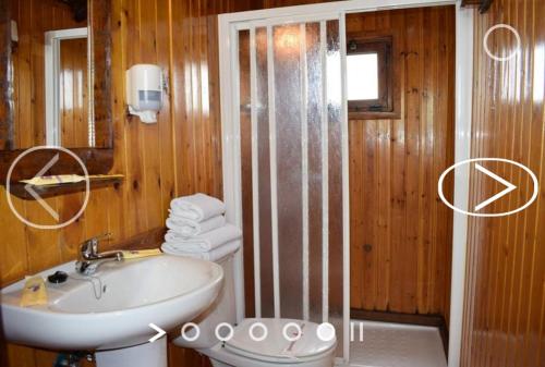 a bathroom with a sink and a toilet and a shower at El Mirador de la Mancha in Villarrubia de los Ojos