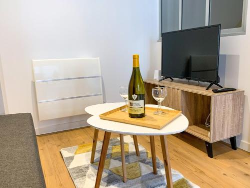 une bouteille de vin et un verre sur une table dans l'établissement Nid douillet, à Buxy