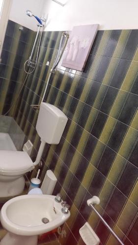 uma casa de banho com um WC e um lavatório em Casa Vacanza San Vito Lo Capo em San Vito lo Capo