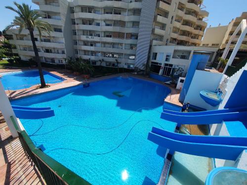 an overhead view of a swimming pool in a apartment building at Benalbeach Playa in Benalmádena