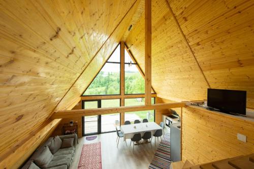 una vista aérea de una sala de estar en una casa en un árbol en Cabana lu’ Ilie, en Şinca Nouă