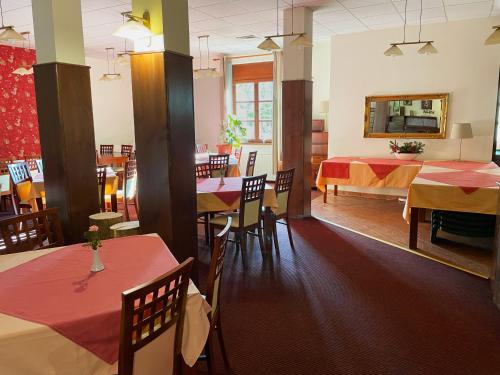 un ristorante con tavoli e sedie e una sala da pranzo di Villa Gorczańska a Rabka-Zdrój