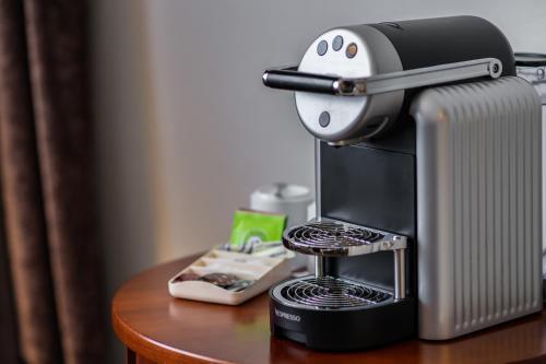 Utensilios para hacer té y café en Royal Manotel
