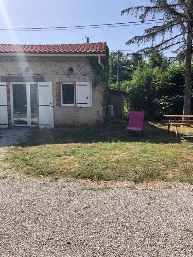 ein Haus mit einem lila Stuhl davor in der Unterkunft Castres maisonnette proche du centre ville in Castres
