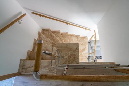 una escalera en un edificio con una escalera de madera en Holiday Home Vėja en Karklė
