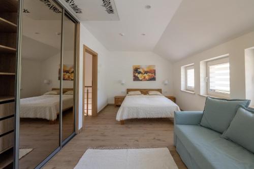 克萊琴的住宿－Holiday Home Vėja，一间卧室配有一张床、一张沙发和一面镜子