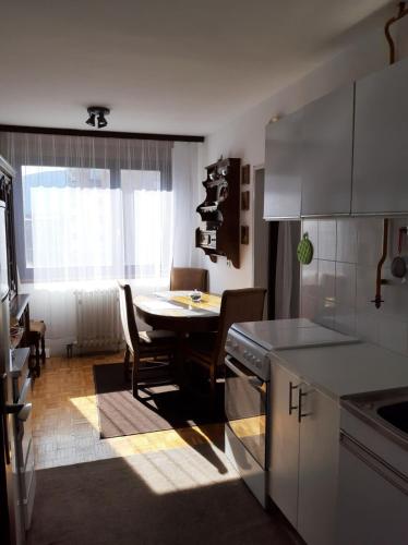 kuchnia ze stołem i jadalnią w obiekcie apartman dobrinja2 w Sarajewie