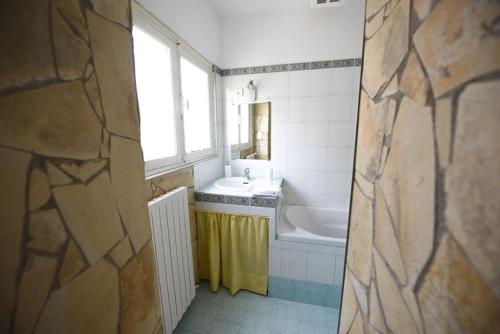 a bathroom with a sink and a bath tub at Sète - LOFT 6 personnes. CENTRE VILLE / PORT in Sète