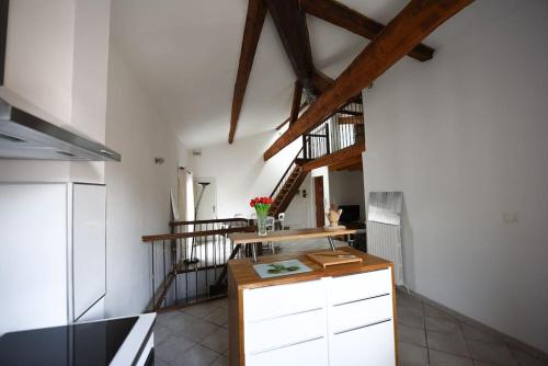 - une cuisine avec un comptoir en bois dans l'établissement Sète - LOFT 6 personnes. CENTRE VILLE / PORT, à Sète