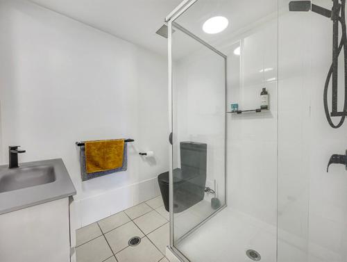 Seaside Stays Marcoola Beach Studio Room في ماركولا: حمام مع دش ومرحاض ومغسلة