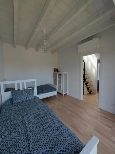 1 dormitorio con 1 cama y escalera. en Kotedžas Svencelės saloje, en Svencelė