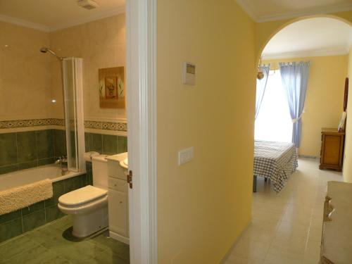 Ένα μπάνιο στο Torrox Costa beachfront apartment