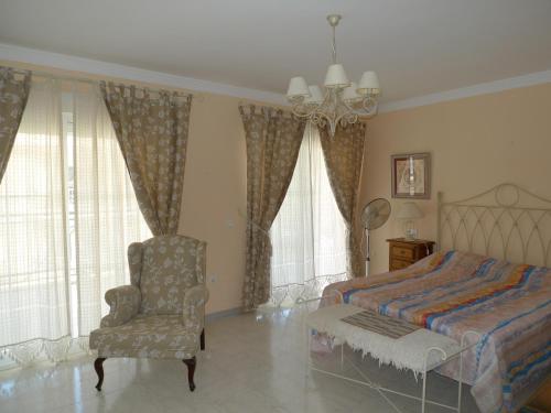 Ένα ή περισσότερα κρεβάτια σε δωμάτιο στο Torrox Costa beachfront apartment