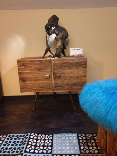 a statue of a dog sitting on top of a dresser at Bel Air - Propriétés Mont Amour in Montriond