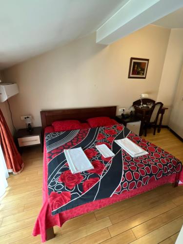 Postel nebo postele na pokoji v ubytování Hotel Royal