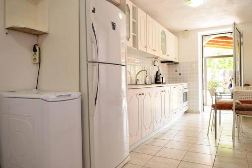 Kuchyň nebo kuchyňský kout v ubytování Perivolakia home