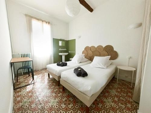 A bed or beds in a room at LA CASA DINA