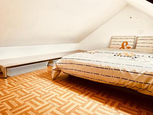 sypialnia z łóżkiem i drewnianą podłogą w obiekcie Grand studio avec mezzanine w Orleanie