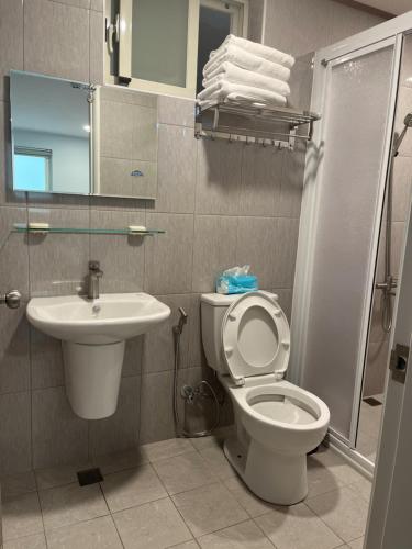 ein Bad mit einem WC und einem Waschbecken in der Unterkunft Ye Yuan Star Homestay in Xiaoliuqiu