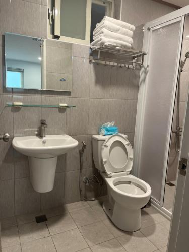 a bathroom with a toilet and a sink at Ye Yuan Star Homestay in Xiaoliuqiu
