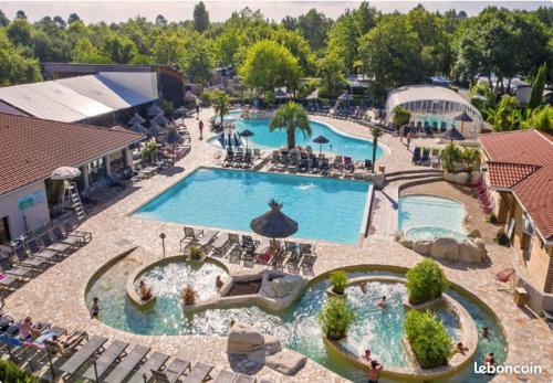 an aerial view of a pool at a resort at Logement LUXE de 44m2 Les pieds dans l'eau Ménage et draps inclus Camping 5 Etoiles Lac Biscarrosse Koyobalys in Biscarrosse