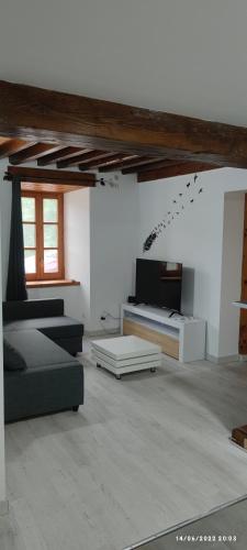 a living room with a couch and a tv at Hotelet de Betlan in Betlán