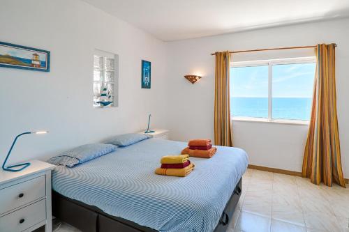 - une chambre avec un lit et une vue sur l'océan dans l'établissement Apartment Rui, à Carvoeiro