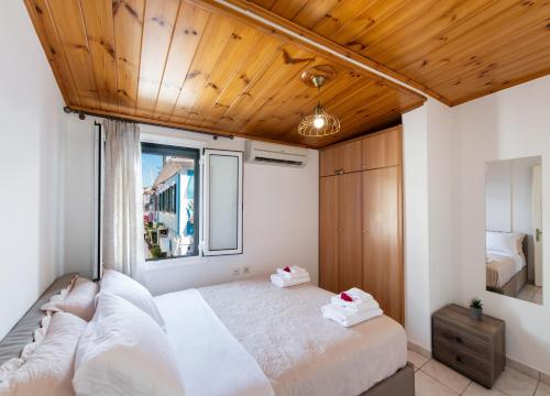 Un dormitorio con una cama grande y una ventana en Melas Home, en Lefkada