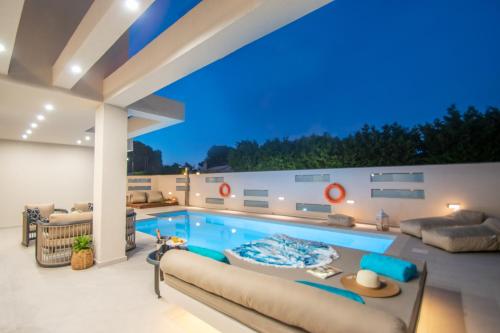 een zwembad in het midden van een huis bij Grande Mandi & Jani Villa in Laganas