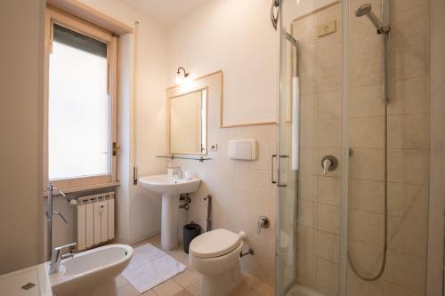A bathroom at La Sapienza APT