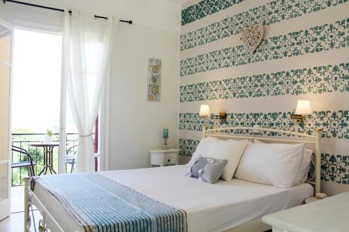 1 dormitorio con 1 cama con papel pintado de bandera americana en Braziliana Apartments, en Dassia