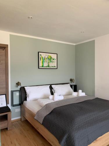 Postel nebo postele na pokoji v ubytování HGH - Hotel Garni Helbig