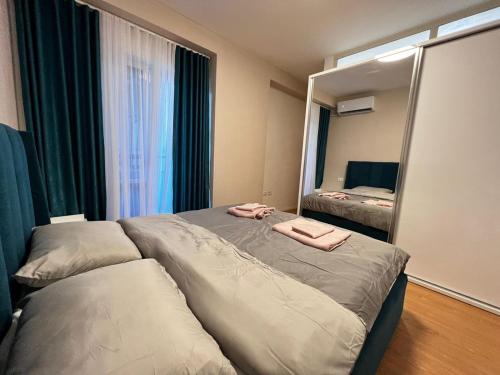 Кровать или кровати в номере Palm Trees Apartment Durres