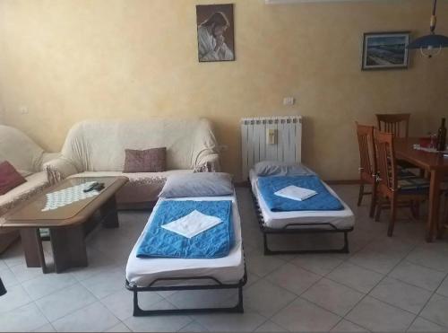 - un salon avec deux matelas et un canapé dans l'établissement Apartment & olive oil Valuma, à Koper