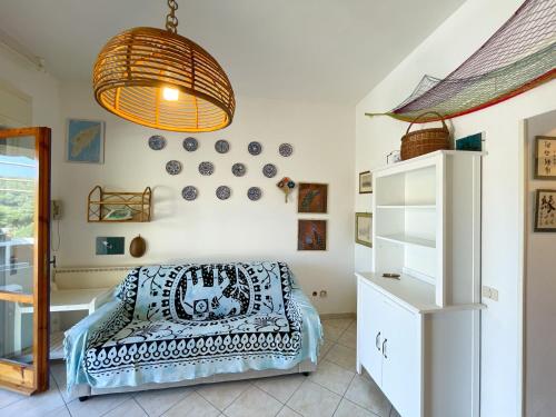 una camera con letto e specchio di Appartamento Il Faro 1 a Rio nellʼElba